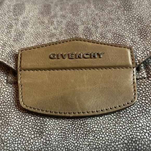 Givenchy RARE Antigona Leather Envelope Pebbled Beige Tan Clutch Handbag Logo - Picture 9 of 12